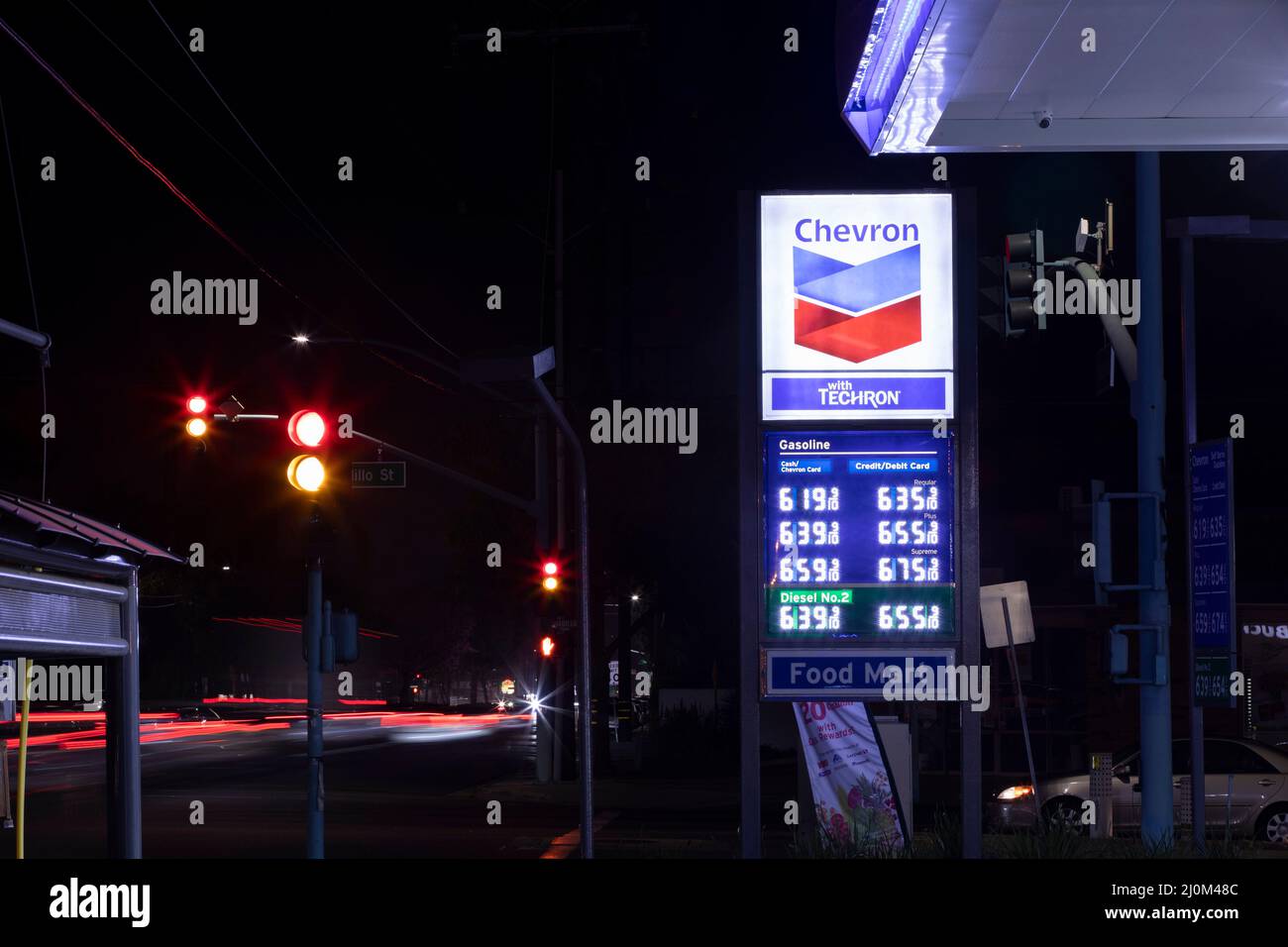 Los Angeles, Californie, États-Unis - 10 mars 2022 : les coûts du carburant augmentent en flèche en raison de la guerre et de l'inflation exposées dans une station-service de Chevron. Banque D'Images