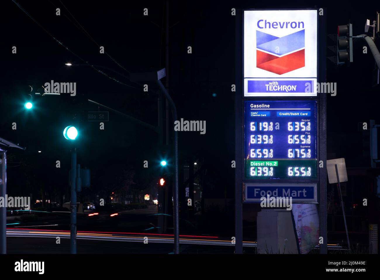 Los Angeles, Californie, États-Unis - 10 mars 2022 : les coûts du carburant augmentent en flèche en raison de la guerre et de l'inflation exposées dans une station-service de Chevron. Banque D'Images