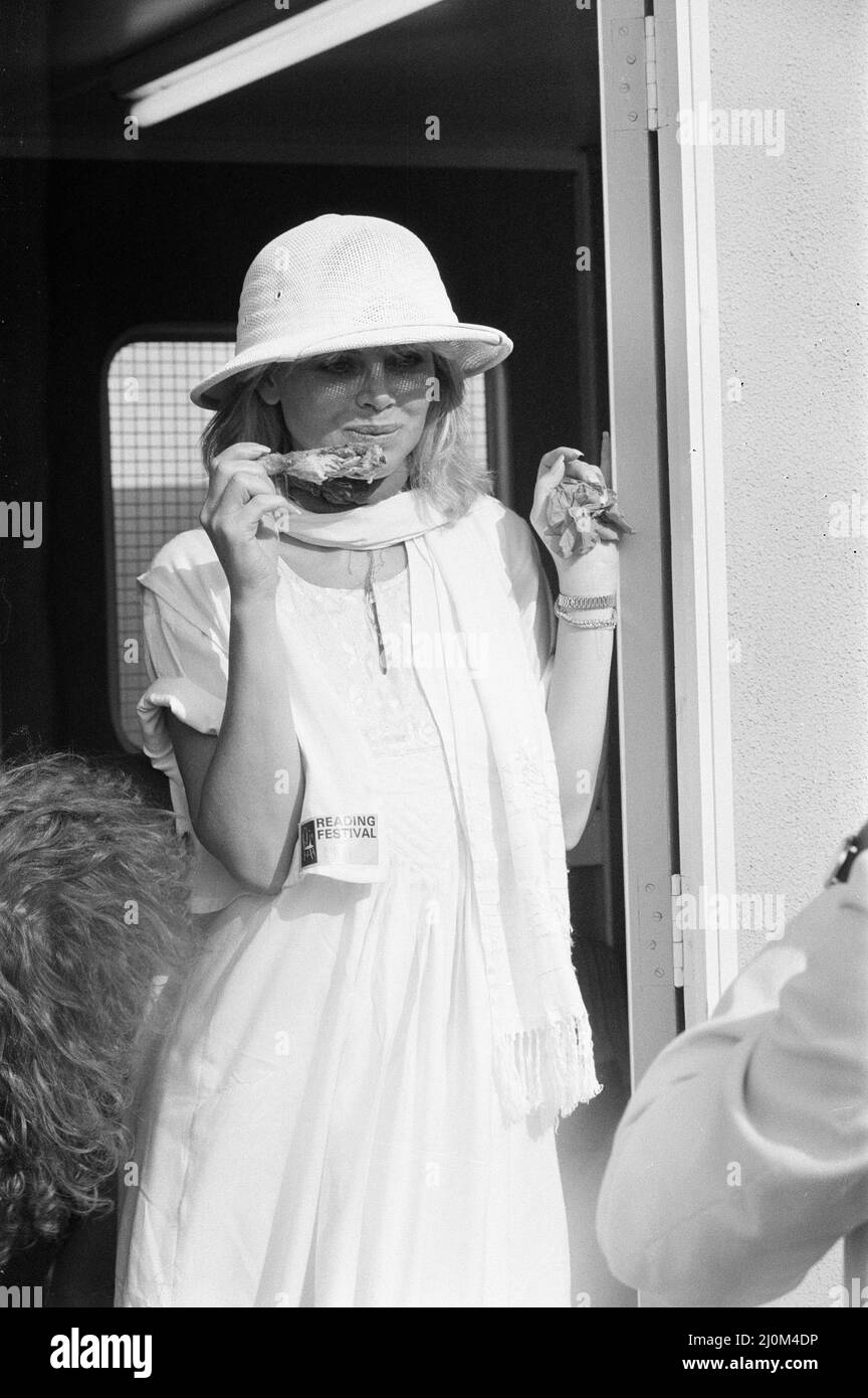 Reading Rock Festival 1980, le festival national du rock 20th, qui se tient du 22nd au 24th août, à Richfield Avenue, Reading, Pictures Dimanche 24th août 1980. Britt Ekland, actrice au festival. Banque D'Images