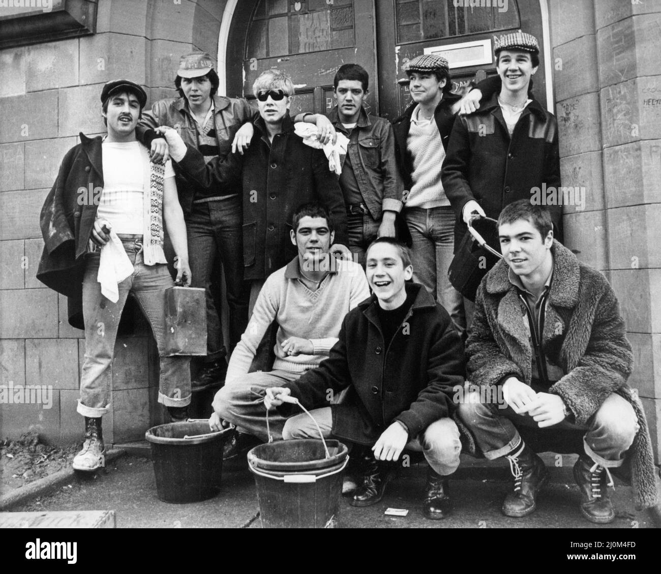 Le West Denton Wild Bunch nettoie leur image. Ils ont été à l'extérieur et au sujet de laver les graffitis sur les murs au centre communautaire WesterHope et West Denton Shopping Precinct pour la charité, West Denton, Newcastle upon Tyne, 13th décembre 1980. Banque D'Images