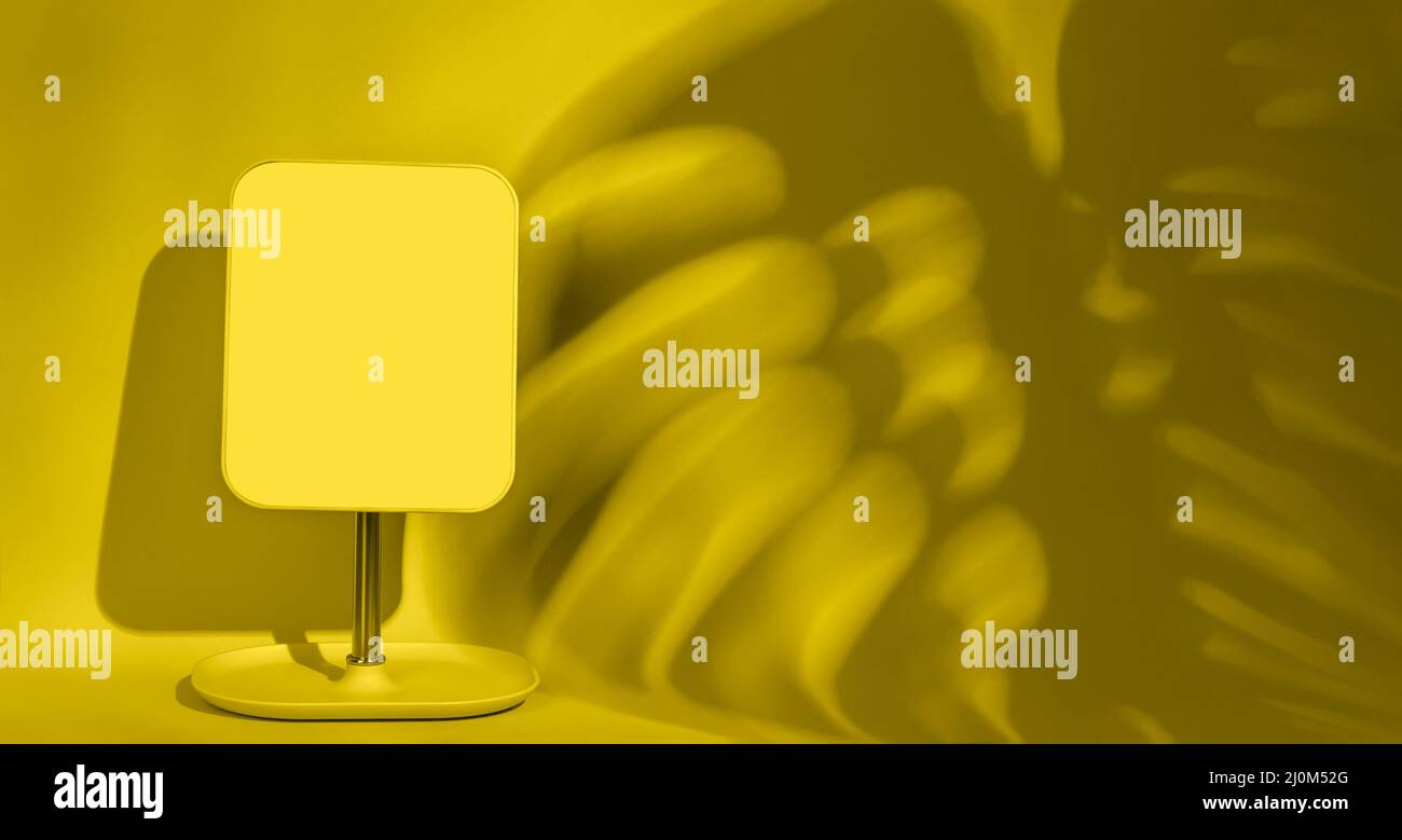 Symétrie sur un arrière-plan jaune avec espace de copie Banque D'Images