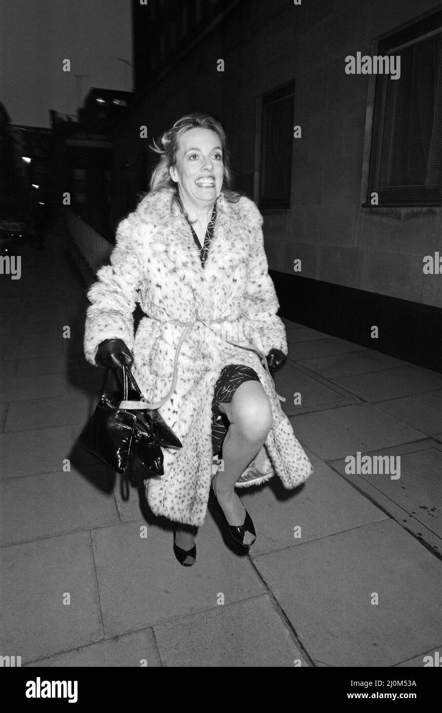 Esther Rantzen, présentateur de télévision de la BBC « c'est la vie », est reconnu coupable d'obstruction au tribunal de la magistrature de Horseferry et condamné à une amende de 15 £. Elle a été arrêtée pendant le tournage de l'une de ses entrevues où elle a essayé de filmer un test de consommation sur la soupe de chauve-souris fumée. 28th janvier 1981. Banque D'Images