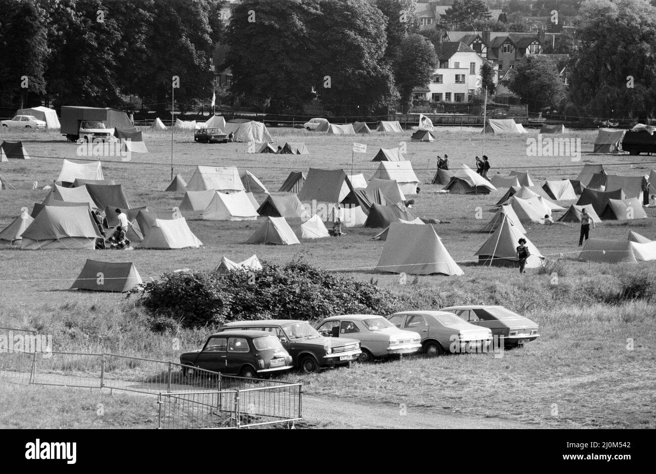 Le camping grandit à mesure que les festivaliers commencent à arriver pour le festival national du rock de 20th, qui a lieu du 22nd au 24th août, à Richfield Avenue, Reading, août 1980. Banque D'Images