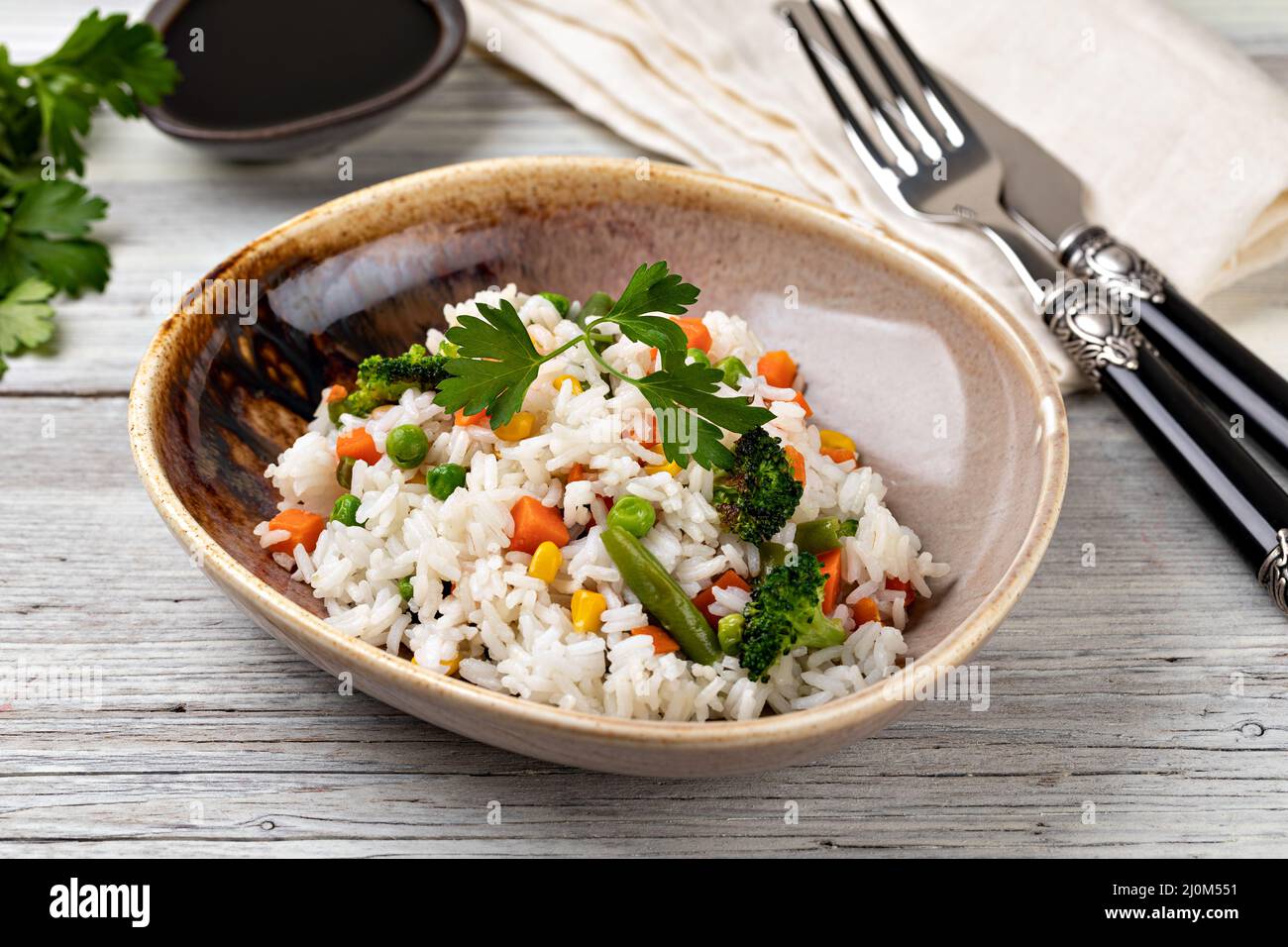 Bol avec riz et légumes savoureux Banque D'Images