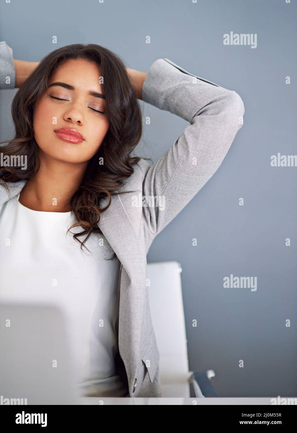 Ses se sentent aujourd'hui assez détendus. Photo courte d'une jeune femme d'affaires qui a l'air détendue tout en travaillant sur son ordinateur portable. Banque D'Images