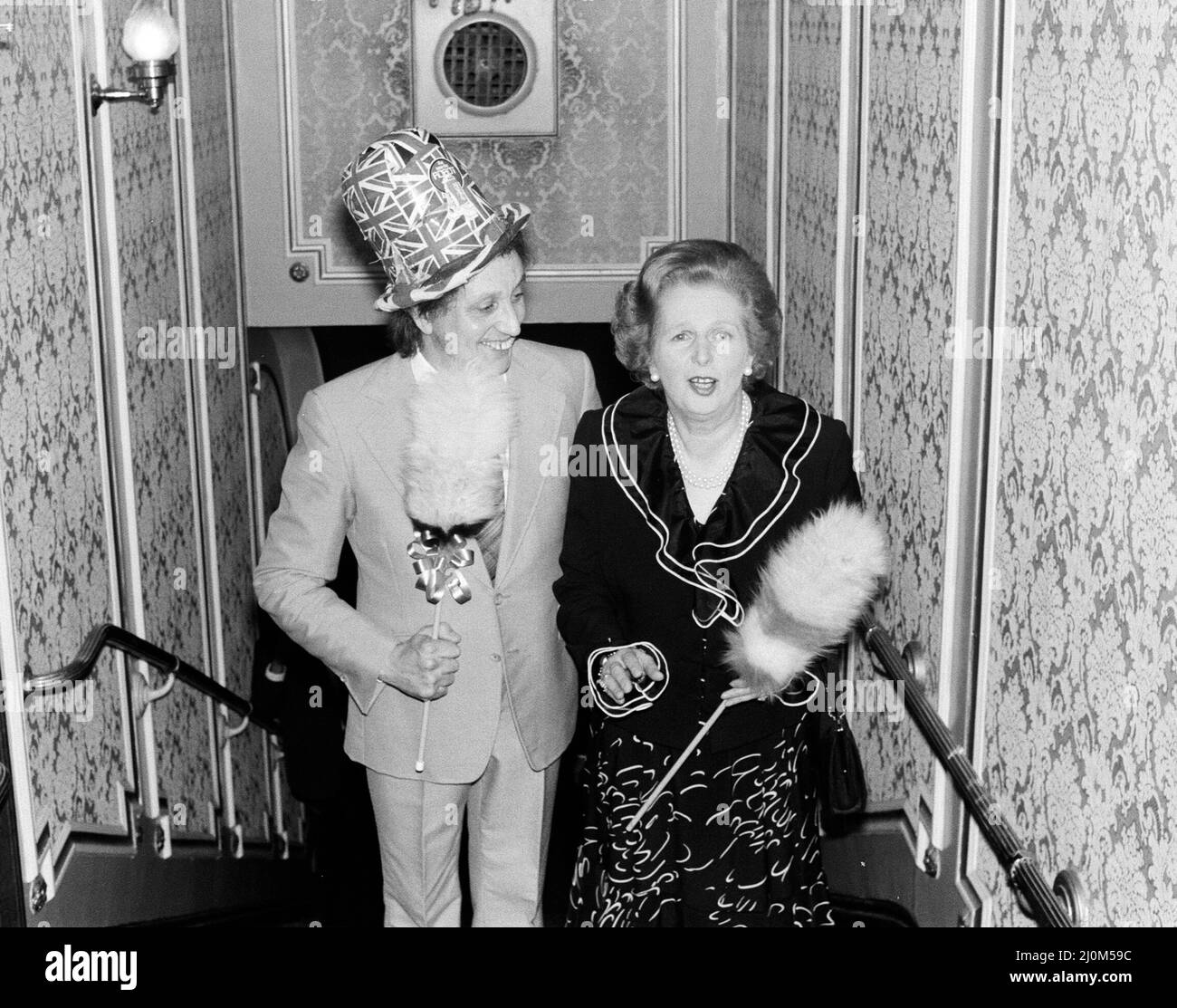 Le comédien Ken Dodd se moque d'un membre surprise de l'audience, Margaret Thatcher, a fait marche arrière au Palladium où son nouveau spectacle « The Ken Dodd Laughter Show » est sur deux semaines. Il est photographié avec le premier Minster et son bâton de chatouillement. 23rd octobre 1980. Banque D'Images