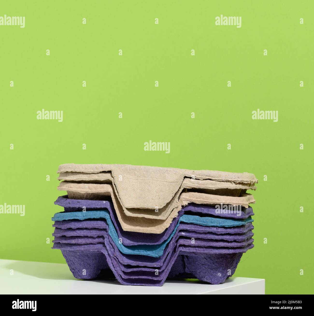 Support pour boisson chaude recyclable, support en papier pour quatre tasses, fond vert. Aucun gaspillage Banque D'Images