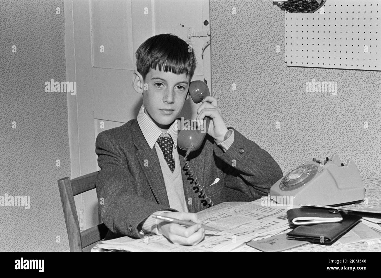 Jacob Rees- Mogg, 12 ans. L'image montre un jeune Jacob Rees- Mogg, l'un des plus jeunes actionnaires de Britian. Il est photographié à la maison, faisant un stand public solitaire contre le géant General Electric Company. Jacob Rees-Mogg, âgé de douze ans, a déclaré que le dividende annuel de la société était « pathétique » lors de son assemblée annuelle à Londres. L'entreprise de 2 000 millions de livres paie aux actionnaires moins de 15p une part sur 476 millions de livres de bénéfices avec 54,5p une part. Jacob est le fils de l'ancien rédacteur en chef du Times, Sir William Rees-Mogg, a déclaré que le GEC pourrait facilement se permettre 30p par action. William Rees-Mogg est directeur du GEC et Banque D'Images