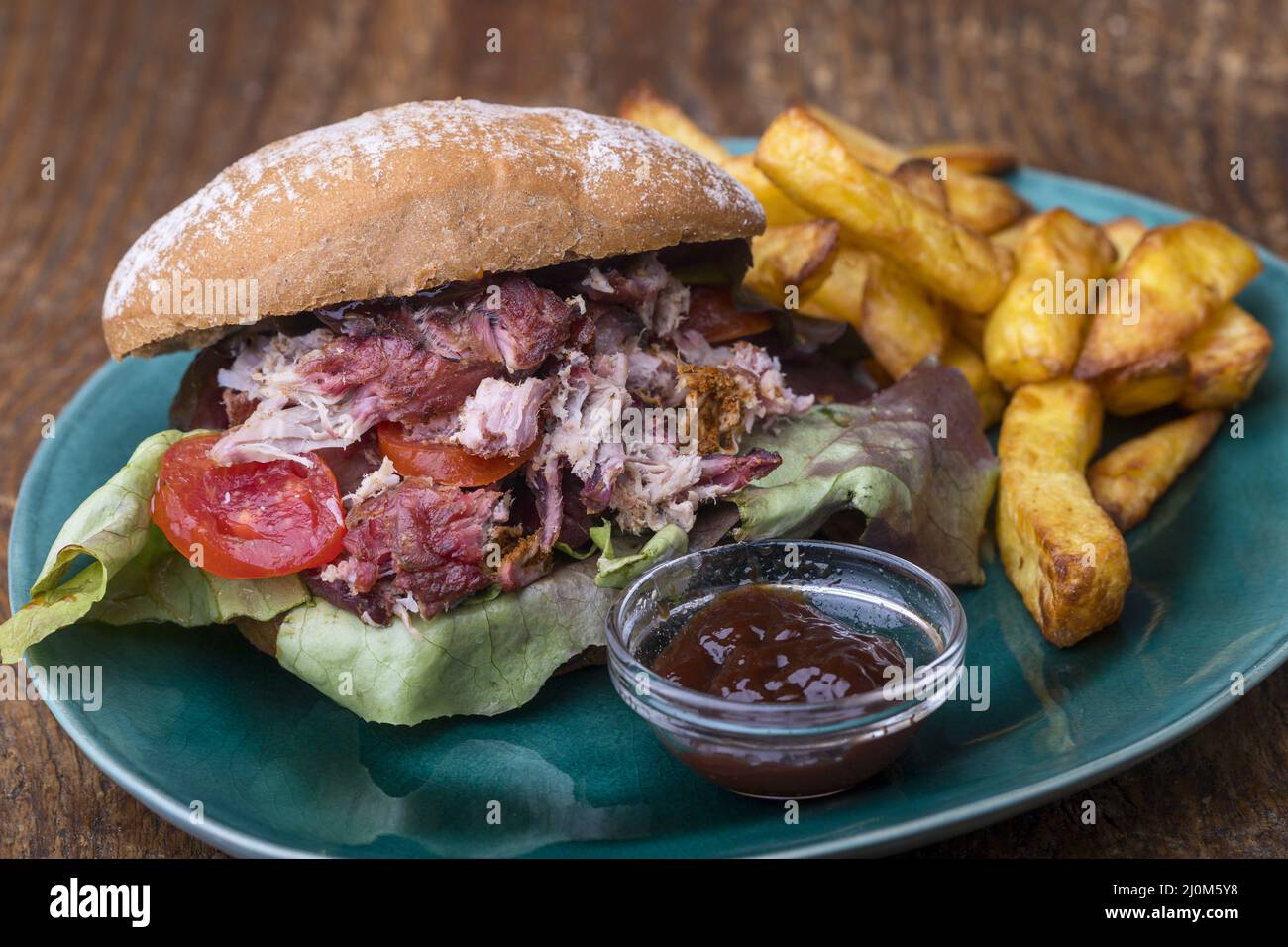 Hamburger au porc tiré avec frites Pommes Banque D'Images