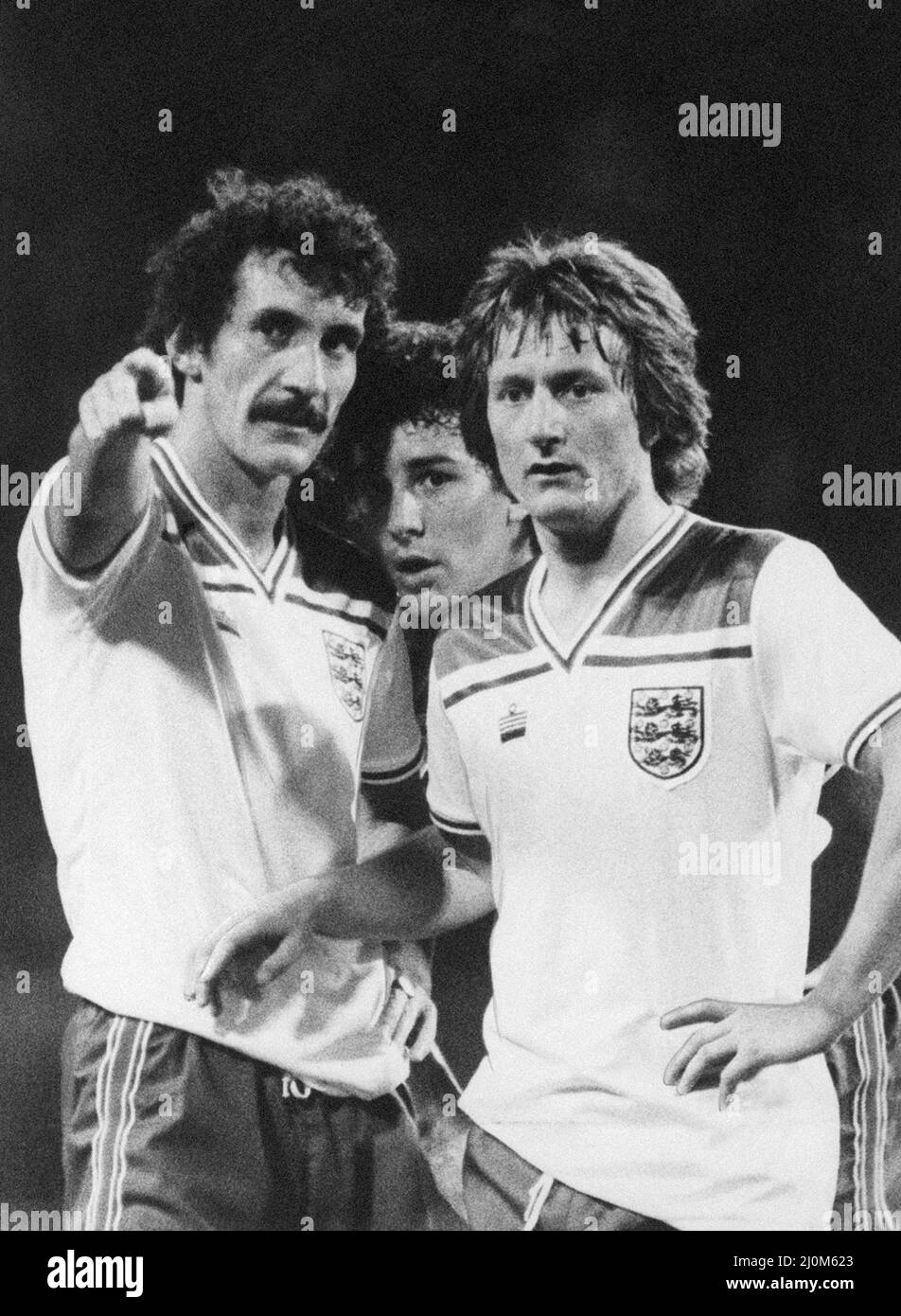 Angleterre 4-0 Norvège, qualification de la coupe du monde, Stade Wembley, mercredi 10th septembre 1980. Terry McDermott en photo avec Bryan Robson et Eric Gates (r). Match de qualification de la coupe du monde de la FIFA 1982, UEFA Group 4. Banque D'Images