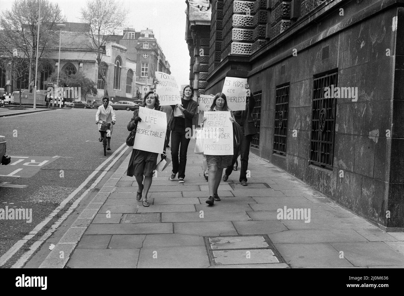 Scènes à l'extérieur de l'Old Bailey pendant le procès de Peter Sutcliffe, l'Éventreur du Yorkshire. Les femmes manifestent pour des prostituées, à l'extérieur de Old Bailey. 8th mai 1981. Banque D'Images