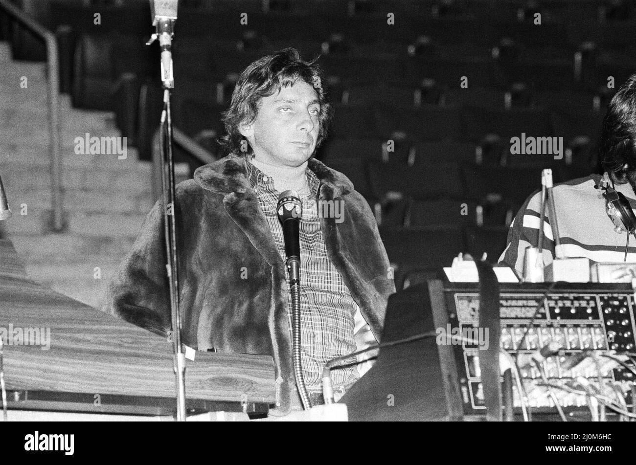 Barry Manilow au bureau de mixage du son en préparation de son concert au Hartford Civic Center, Hartford, Connecticut, Amérique. Décembre 1981. Banque D'Images