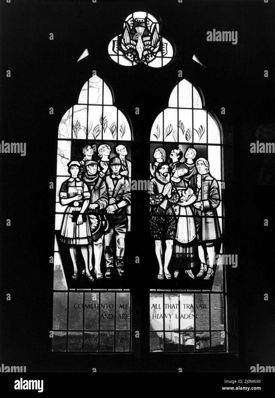 Vitraux de l'église Christ Church, Great Ayton, représentant des groupes de travailleurs de divers métiers et professions à travers les âges, a été présenté en 1980 à la mémoire de Dora Kitching par son mari et sa famille. 12th mars 1981. Banque D'Images