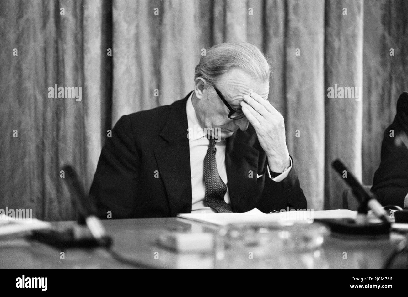 Lord Carrington, secrétaire aux Affaires étrangères, et John Nott, secrétaire à la Défense, lors d'une conférence de presse tenue au bureau des Affaires étrangères pour faire une déclaration sur l'invasion des Malouines par l'Argentine. 2nd avril 1982. Banque D'Images Lord Carrington, secrétaire aux Affaires étrangères, et John Nott, secrétaire à la Défense, lors d'une conférence de presse tenue au bureau des Affaires étrangères pour faire une déclaration sur l'invasion des Malouines par l'Argentine. 2nd avril 1982. Banque D'Images