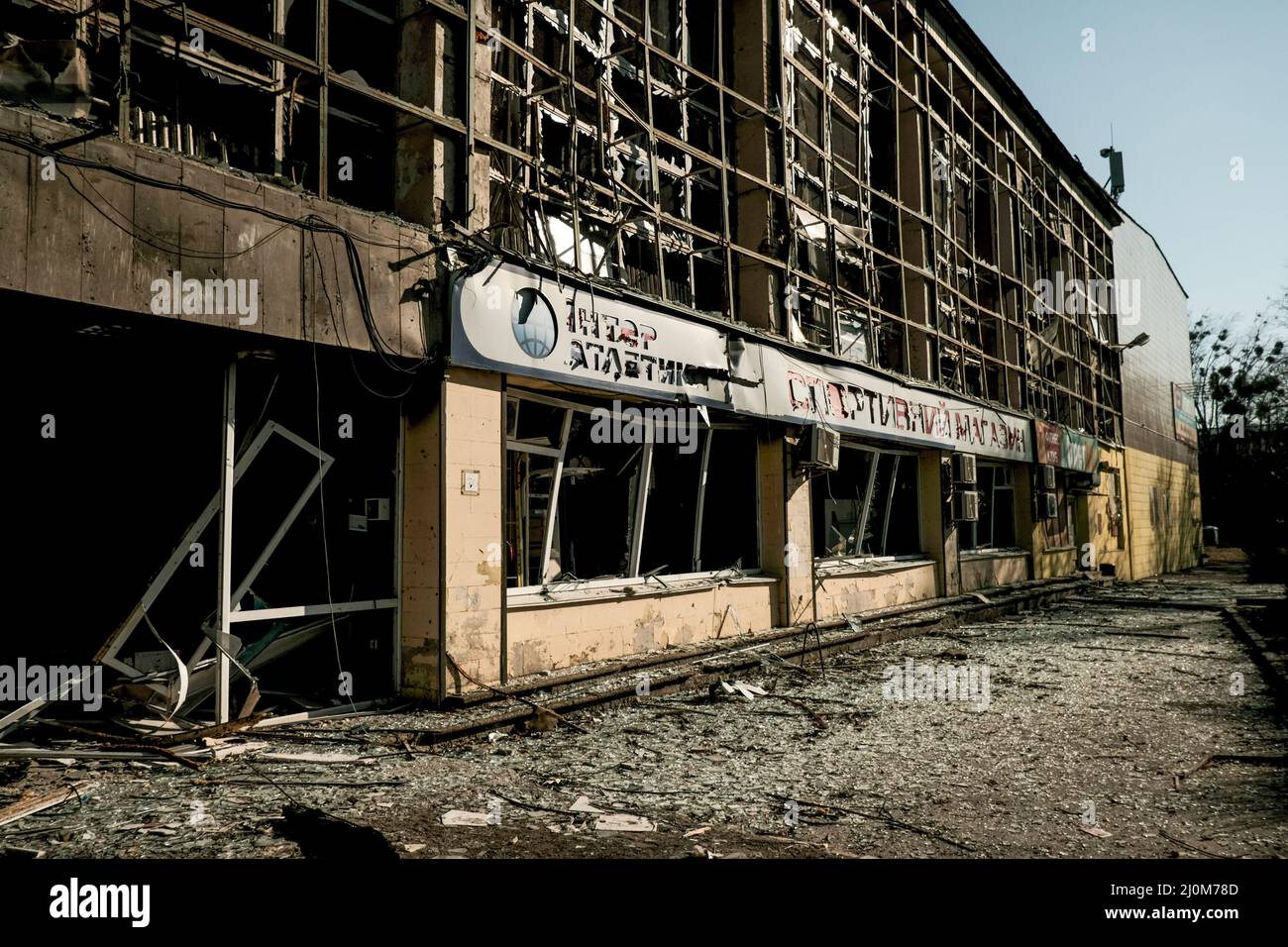 Kiev, Ukraine. 19th mars 2022. Une vue des séquelles après qu'un quartier résidentiel ait été frappé par un missile russe à Kiev. Alors que l'invasion russe de l'Ukraine s'amenuise dans sa troisième semaine, les forces russes ont de plus en plus commencé à cibler les zones résidentielles de Kiev, causant des pertes civiles et des destructions à grande échelle dans les immeubles et les infrastructures d'appartements. Crédit : SOPA Images Limited/Alamy Live News Banque D'Images