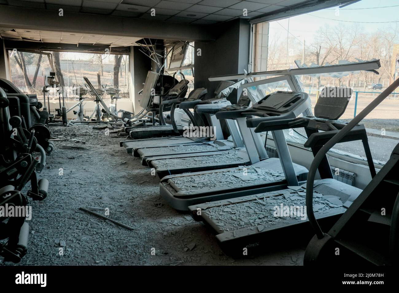 Kiev, Ukraine. 19th mars 2022. Une vue des séquelles après qu'un quartier résidentiel ait été frappé par un missile russe à Kiev. Alors que l'invasion russe de l'Ukraine s'amenuise dans sa troisième semaine, les forces russes ont de plus en plus commencé à cibler les zones résidentielles de Kiev, causant des pertes civiles et des destructions à grande échelle dans les immeubles et les infrastructures d'appartements. Crédit : SOPA Images Limited/Alamy Live News Banque D'Images