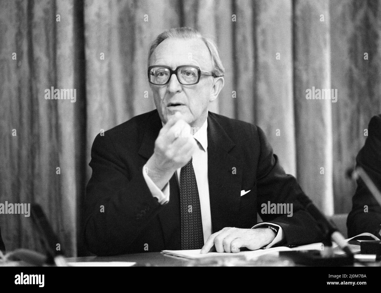 Lord Carrington, secrétaire aux Affaires étrangères, et John Nott, secrétaire à la Défense, lors d'une conférence de presse tenue au bureau des Affaires étrangères pour faire une déclaration sur l'invasion des Malouines par l'Argentine. 2nd avril 1982. Banque D'Images Lord Carrington, secrétaire aux Affaires étrangères, et John Nott, secrétaire à la Défense, lors d'une conférence de presse tenue au bureau des Affaires étrangères pour faire une déclaration sur l'invasion des Malouines par l'Argentine. 2nd avril 1982. Banque D'Images