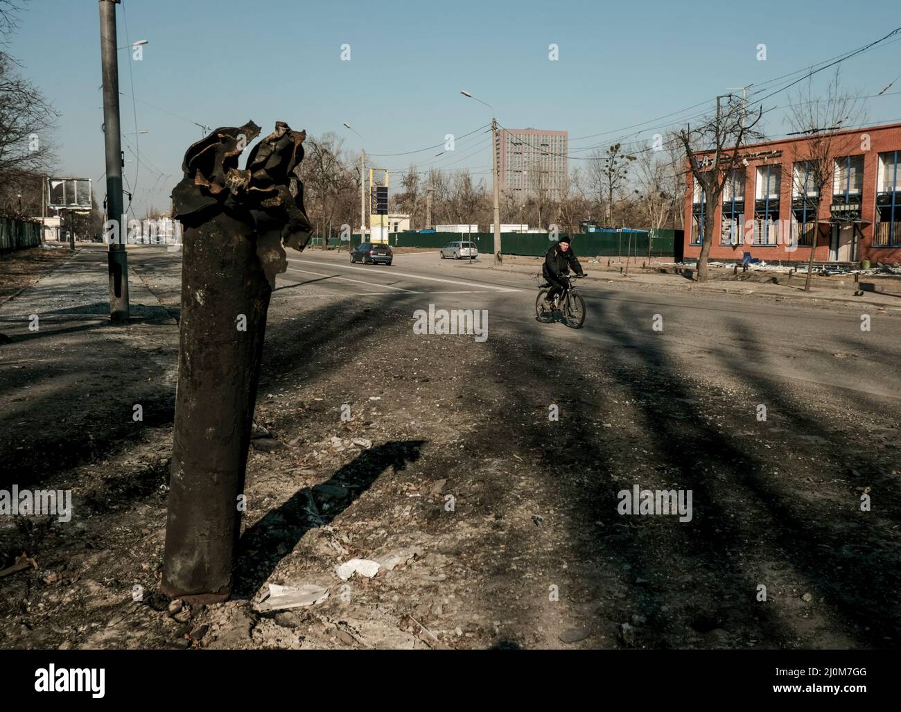 Kiev, Ukraine. 19th mars 2022. Une vue des séquelles après qu'un quartier résidentiel ait été frappé par un missile russe à Kiev. Alors que l'invasion russe de l'Ukraine s'amenuise dans sa troisième semaine, les forces russes ont de plus en plus commencé à cibler les zones résidentielles de Kiev, causant des pertes civiles et des destructions à grande échelle dans les immeubles et les infrastructures d'appartements. (Photo par Matthew Hatcher/SOPA Images/Sipa USA) crédit: SIPA USA/Alay Live News Banque D'Images