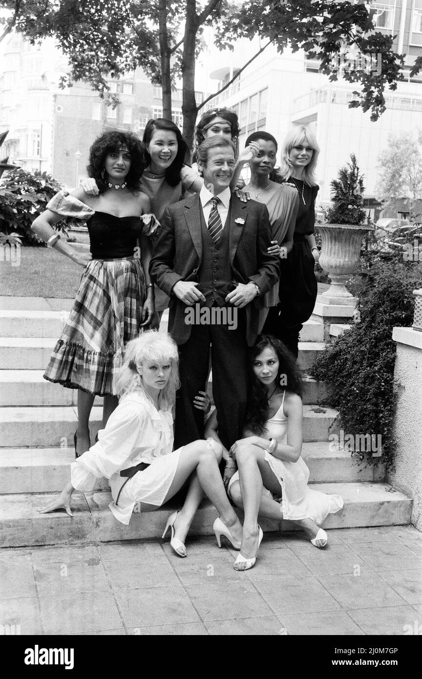 Un photocall de la presse nationale pour les stars du nouveau film James Bond « pour vos yeux seulement » à l'Inn on the Park Hotel, Londres. La star du film, Roger Moore, est photographiée avec Bond Girls. 23rd juin 1981. Banque D'Images