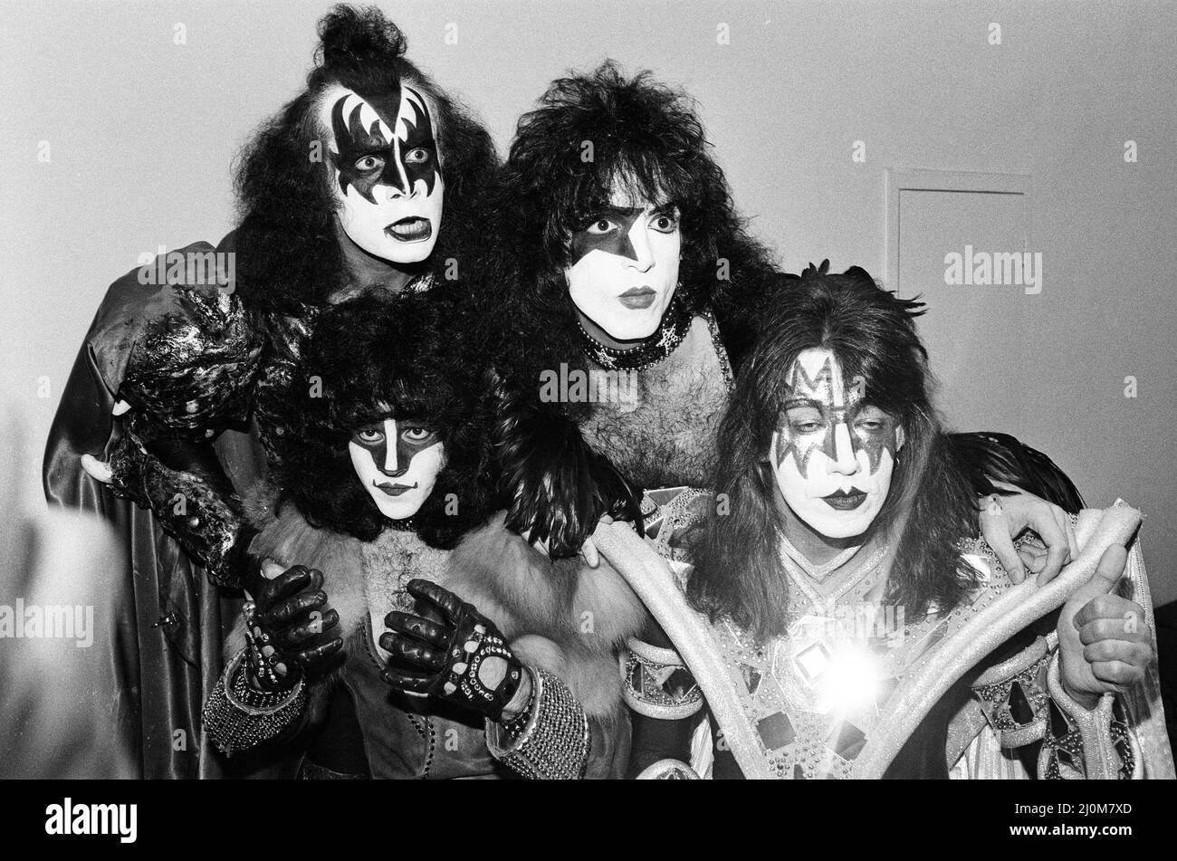 Le groupe de rock américain Kiss est photographié à l'aéroport de Heathrow. 4th septembre 1980. Smkiss Banque D'Images