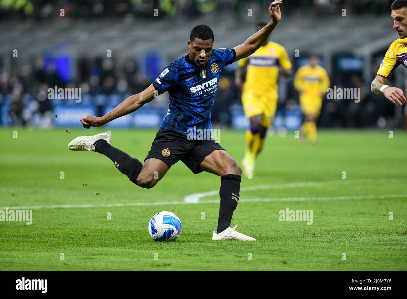 Milan, Italie. 19th mars 2022. Milan, Italie - 19 mars 2022: Denzel Dumfries du FC Internazionale tire pendant la série italienne Un match de championnat de football FC Internazionale vs ACF Fiorentina au stade San Siro (photo de Piero Cruciatti/Sipa USA) crédit: SIPA USA/Alay Live News Banque D'Images