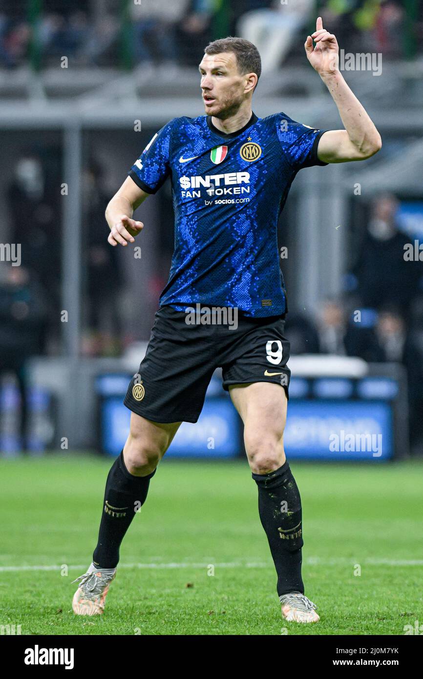 Milan, Italie. 19th mars 2022. Milan, Italie - 19 mars 2022: Edin Dzeko du FC Internazionale gestes pendant la série italienne Un match de championnat de football FC Internazionale vs ACF Fiorentina au stade San Siro (photo de Piero Cruciatti/Sipa USA) Credit: SIPA USA/Alay Live News Banque D'Images