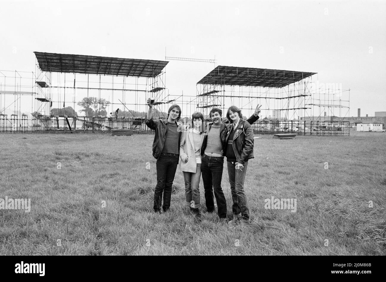 Les premiers oiseaux, les festivaliers commencent à arriver pour le festival national du rock 20th, qui se tiendra du 22nd au 24th août, à Richfield Avenue, Reading, août 1980. Banque D'Images