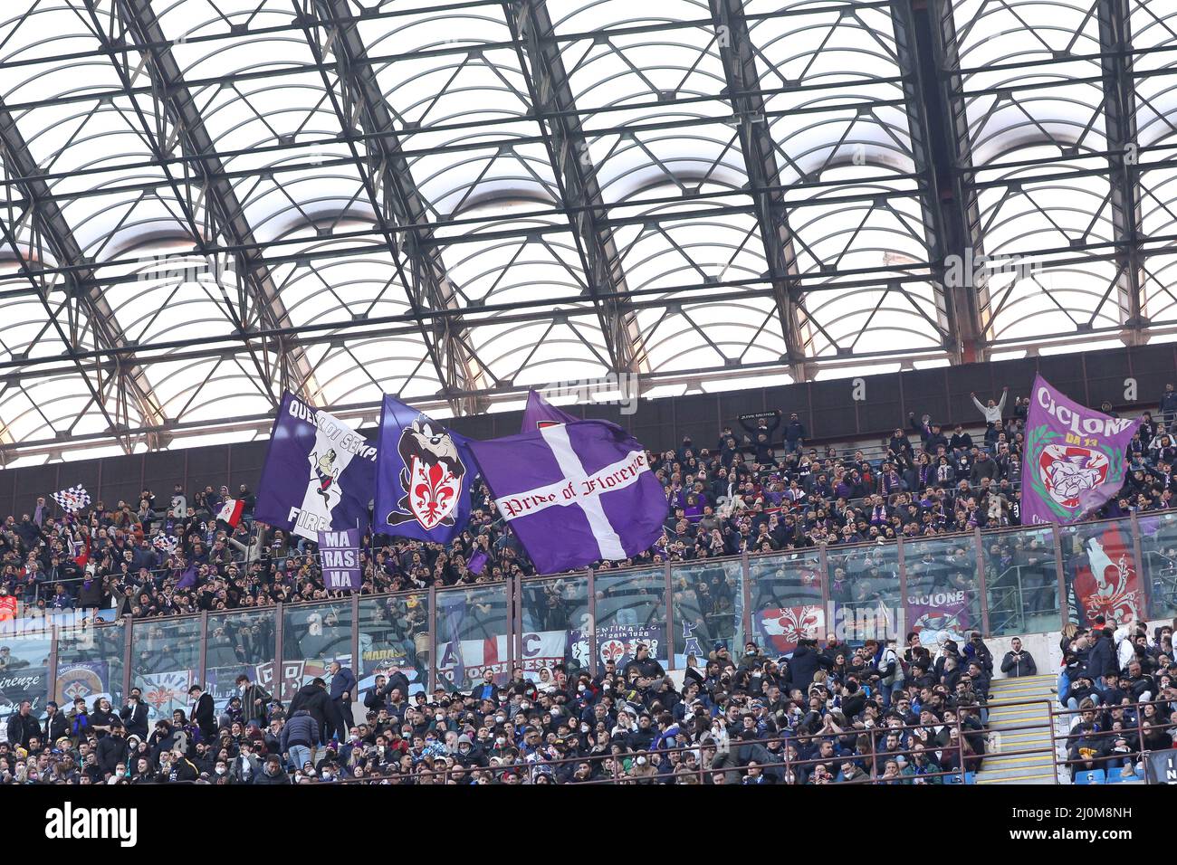 Milan, Italie. 19th mars 2022. Italie, Milan, mars 19 2022: Les partisans de Fiorentina brandissent les drapeaux et montrent des bannières dans les stands pendant le match de football FC INTER vs FIORENTINA, Serie A 2021-2022 day30, San Siro stade (photo de Steve Sanchez/Pacific Press) Credit: Pacific Press Media production Corp./Alay Live News Banque D'Images