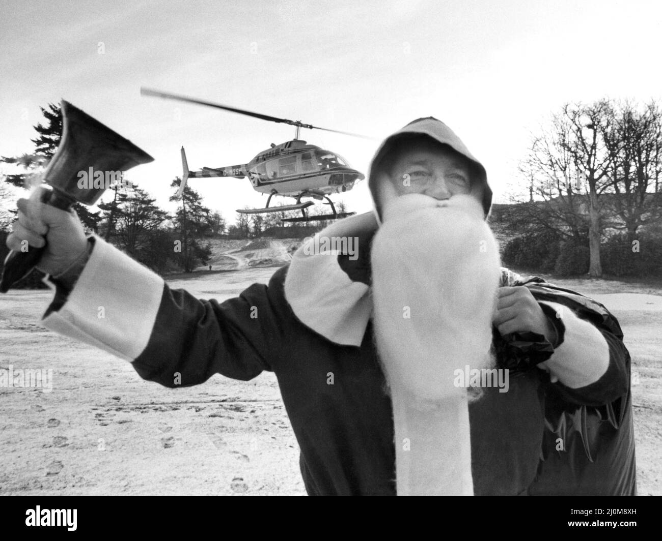 Le Père Noël a fait une entrée inhabituelle à la fête des enfants du club de golf de Cawder. Bill Murdoch qui a organisé la fête et joué à Santa est arrivé dans un hélicoptère. 12th décembre 1980 Banque D'Images