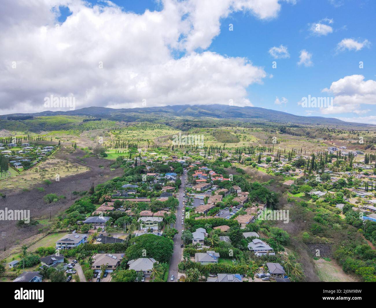 Vue aérienne sur le paysage de montagne et le petit village de la côte ouest de Maui. Hawaï Banque D'Images