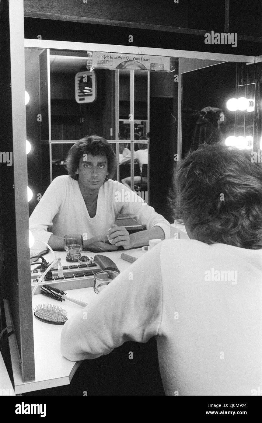 Barry Manilow dans son dressing lors d'un de ses concerts au Hartford Civic Center, Hartford, Connecticut, Amérique. Décembre 1981. Banque D'Images
