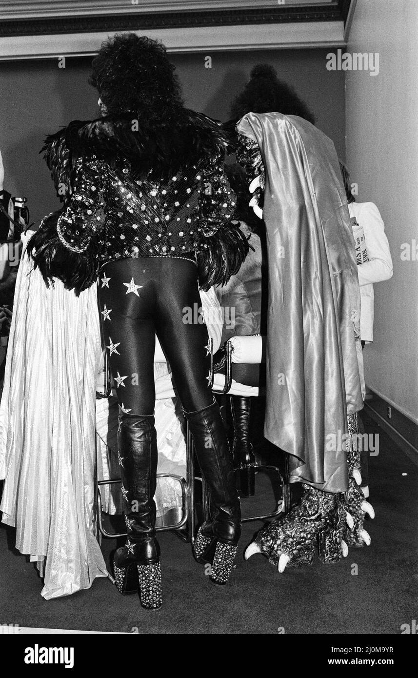 Le groupe de rock américain Kiss est photographié à l'aéroport de Heathrow. 4th septembre 1980. Smkiss Banque D'Images