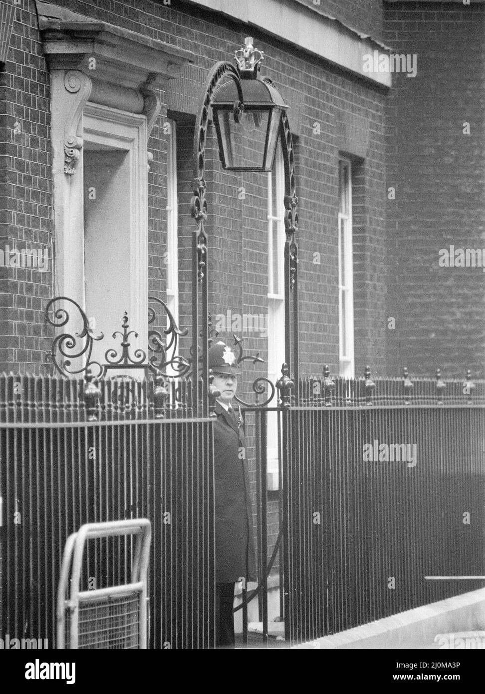 Scène à l'extérieur de Downing Street, Londres, 30th novembre 1982. La première ministre, Margaret Thatcher, a quitté le bâtiment en raison d'une alerte de sécurité après qu'un de ses employés, le directeur de bureau Peter Taylor, a été blessé après avoir ouvert une bombe à lettres, une bombe à incendie. Les lettres d'un groupe appelé la Milice des droits des animaux, ARM, étaient dans le paquet Downing Street. Banque D'Images