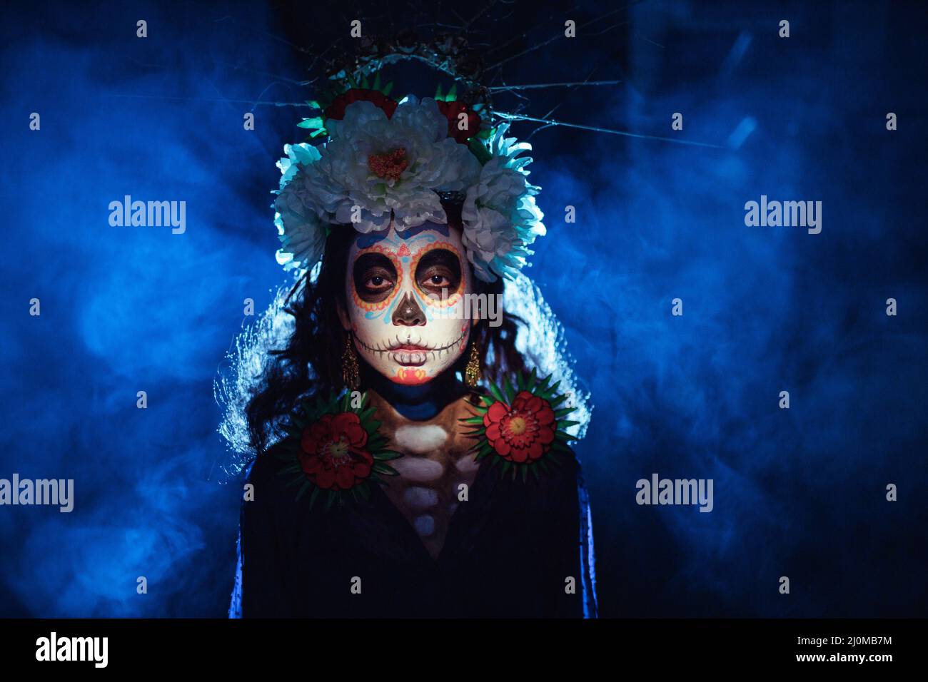 Femme avec le maquillage mexicain de crâne halloween sur son visage. Jour des morts et halloween Banque D'Images