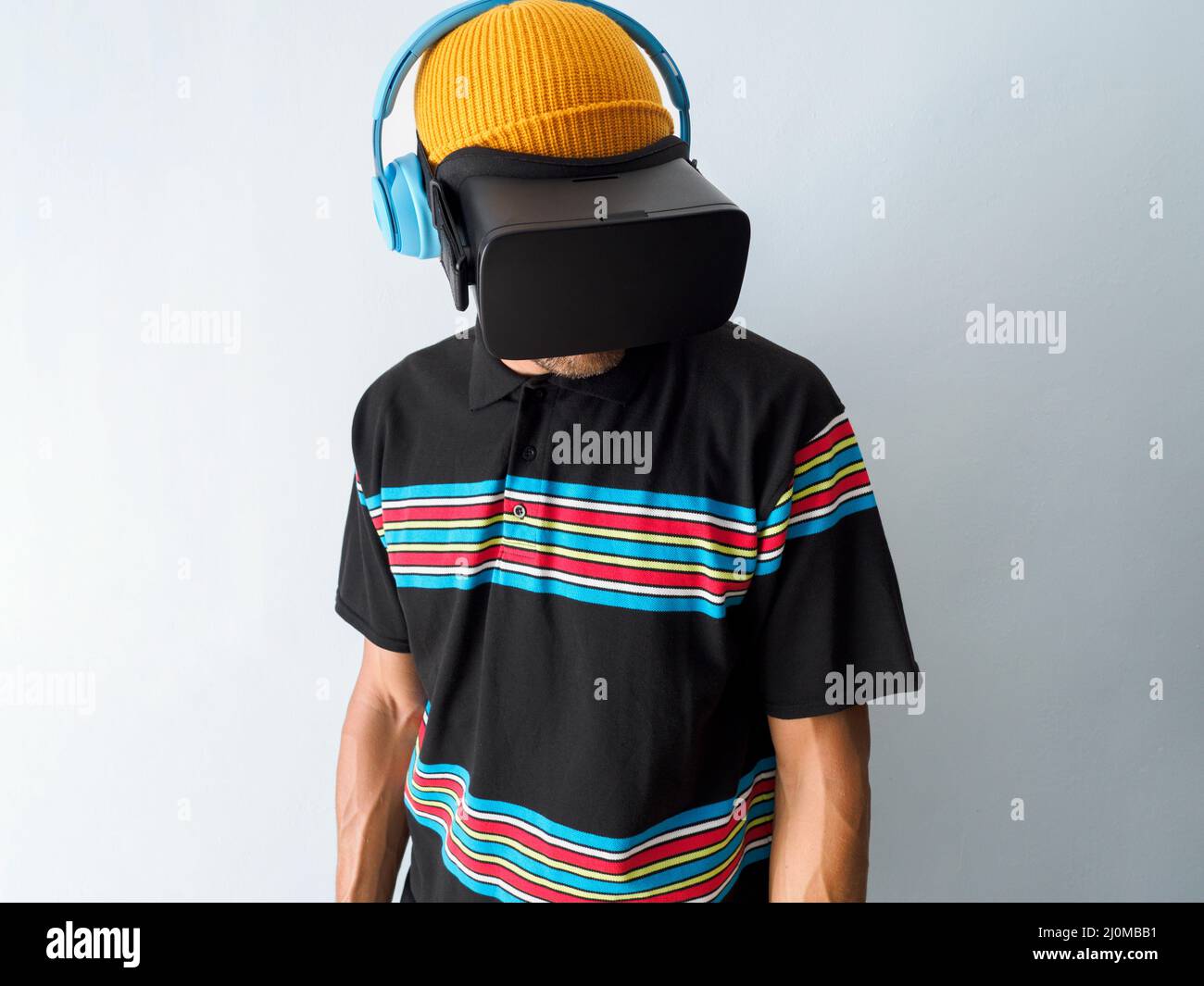 Casque homme en réalité virtuelle avec casque sans fil bleu. Banque D'Images