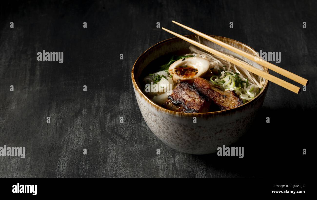 Bol de ramen grand angle délicieux Banque D'Images