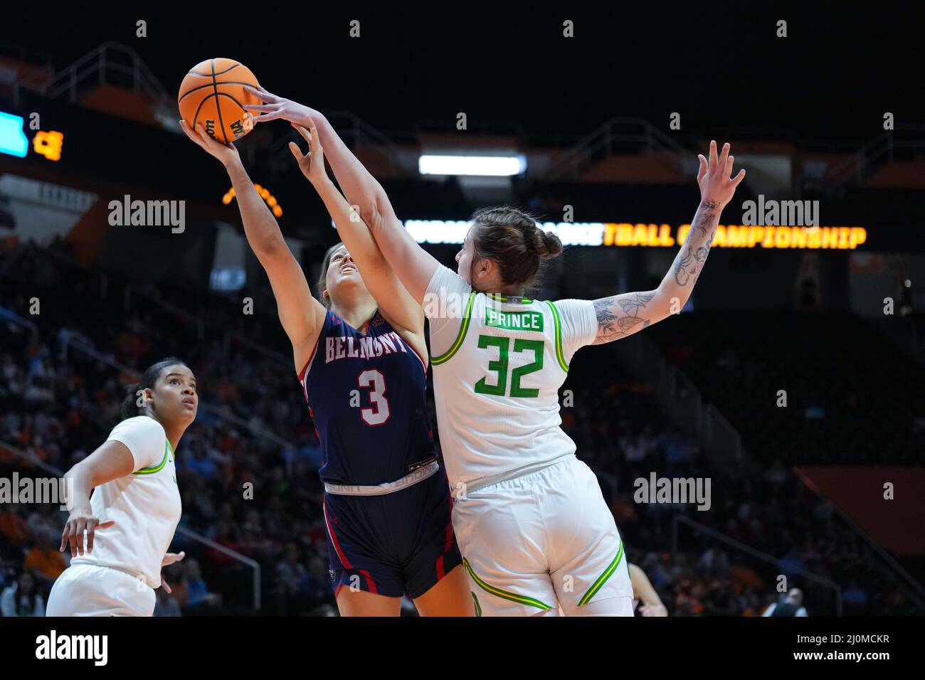 19 mars 2022 : Le Prince Sedona n°32 des Canards de l'Oregon bloque la tentative de tir par Madison Bartley n°3 des Bruins de Belmont lors d'une première partie du tournoi de basketball féminin NCAA 2022 entre les Canards de l'Université de l'Oregon et les Bruins de l'Université de Belmont à la Thompson Boling Arena de Knoxville TN Tim Gangloff/CSM Banque D'Images