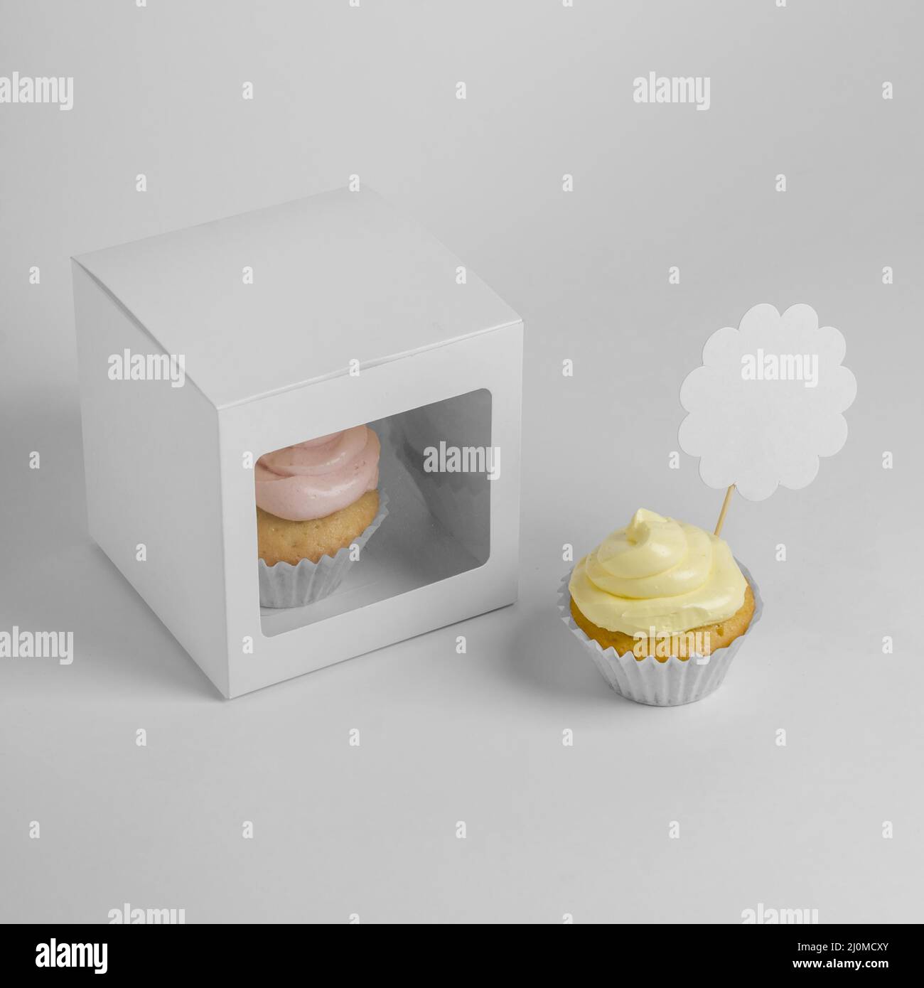 Deux cupcakes à angle élevé avec boîte d'emballage Banque D'Images