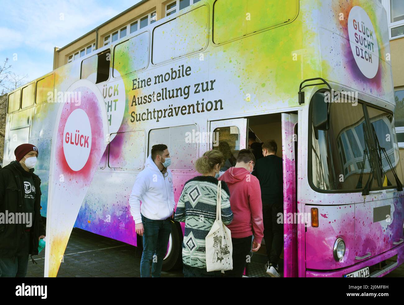 16 mars 2022, Saxe, Bad Düben: Un 'bus du bonheur' est stationné devant une école secondaire dans cette petite ville du nord de la Saxe. Dans le bus à impériale, qui a été converti en un espace d'exposition mobile, les enfants et les jeunes peuvent explorer les thèmes du bonheur et de la toxicomanie en équipes dans huit stations interactives. Le projet mobile de prévention de la toxicomanie GLÜCK SUCHT DICH de la Fach- und Koordinierungsstelle Suchtprävention Sachsen (Centre de prévention de la toxicomanie de Saxe) vise, entre autres, à promouvoir le risque et les compétences de vie des enfants et des jeunes. C'est prévu Banque D'Images