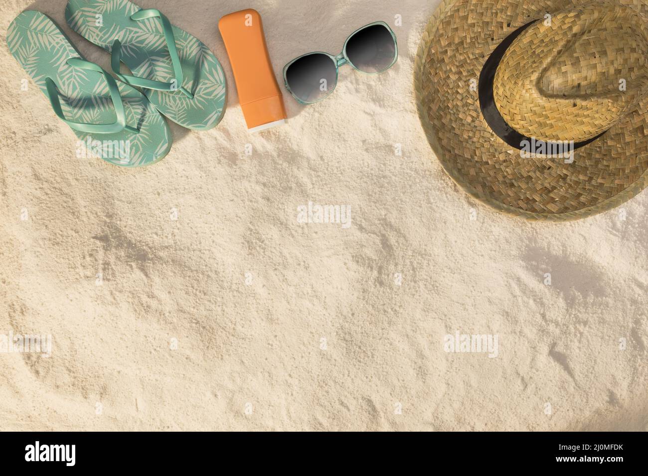 Chapeau lunettes de soleil bleu sandales écran solaire sable Banque D'Images