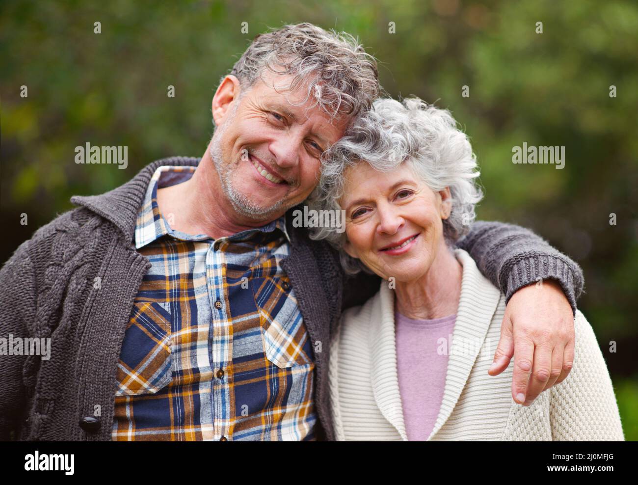 Ils partagent une vie de souvenirs. Portrait d'un couple aîné aimant debout ensemble à l'extérieur. Banque D'Images