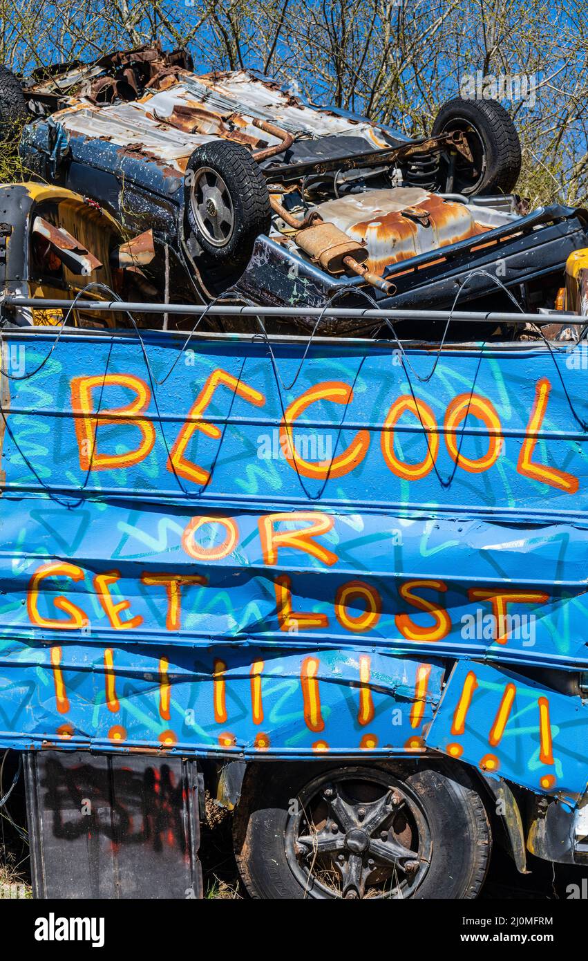 « Soyez cool ou perdez ! » graffiti au cimetière scolaire de bus à Alto, Géorgie. (ÉTATS-UNIS) Banque D'Images