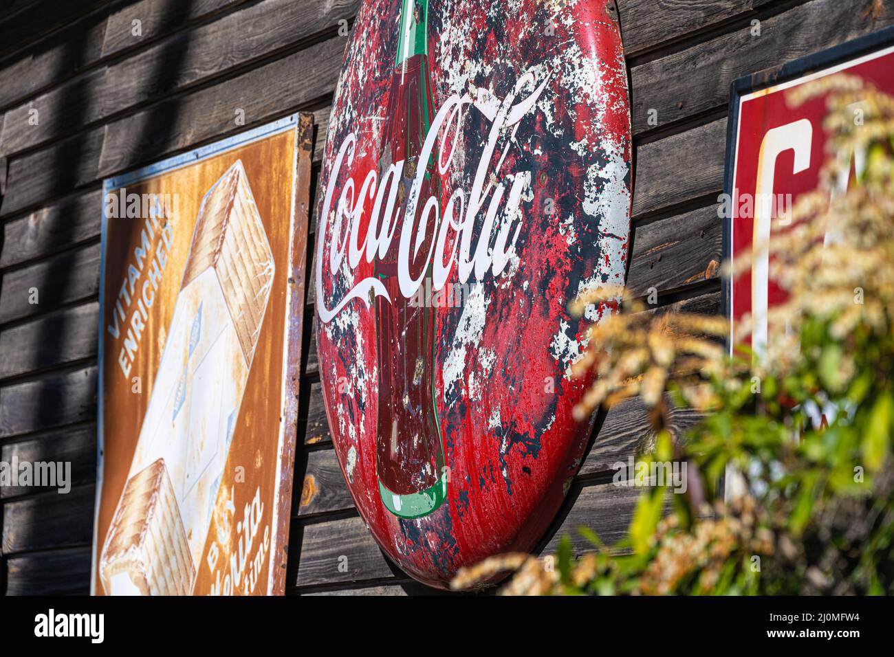 Des panneaux d'étain d'époque ont été altérés sur le côté du magasin Old Sautee à Sautee Nacoochee près de Helen, en Géorgie. (ÉTATS-UNIS) Banque D'Images