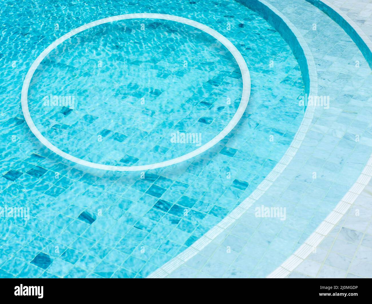 Une forme ronde d'une ligne blanche fait un cadre circulaire décoré sur le fond de la piscine. Cadre de bordure d'espace vide pour l'été, les vacances Banque D'Images