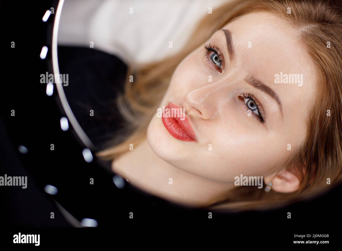 Portrait de jeune femme avec des lèvres de tatouage permanent pigment rose. Banque D'Images