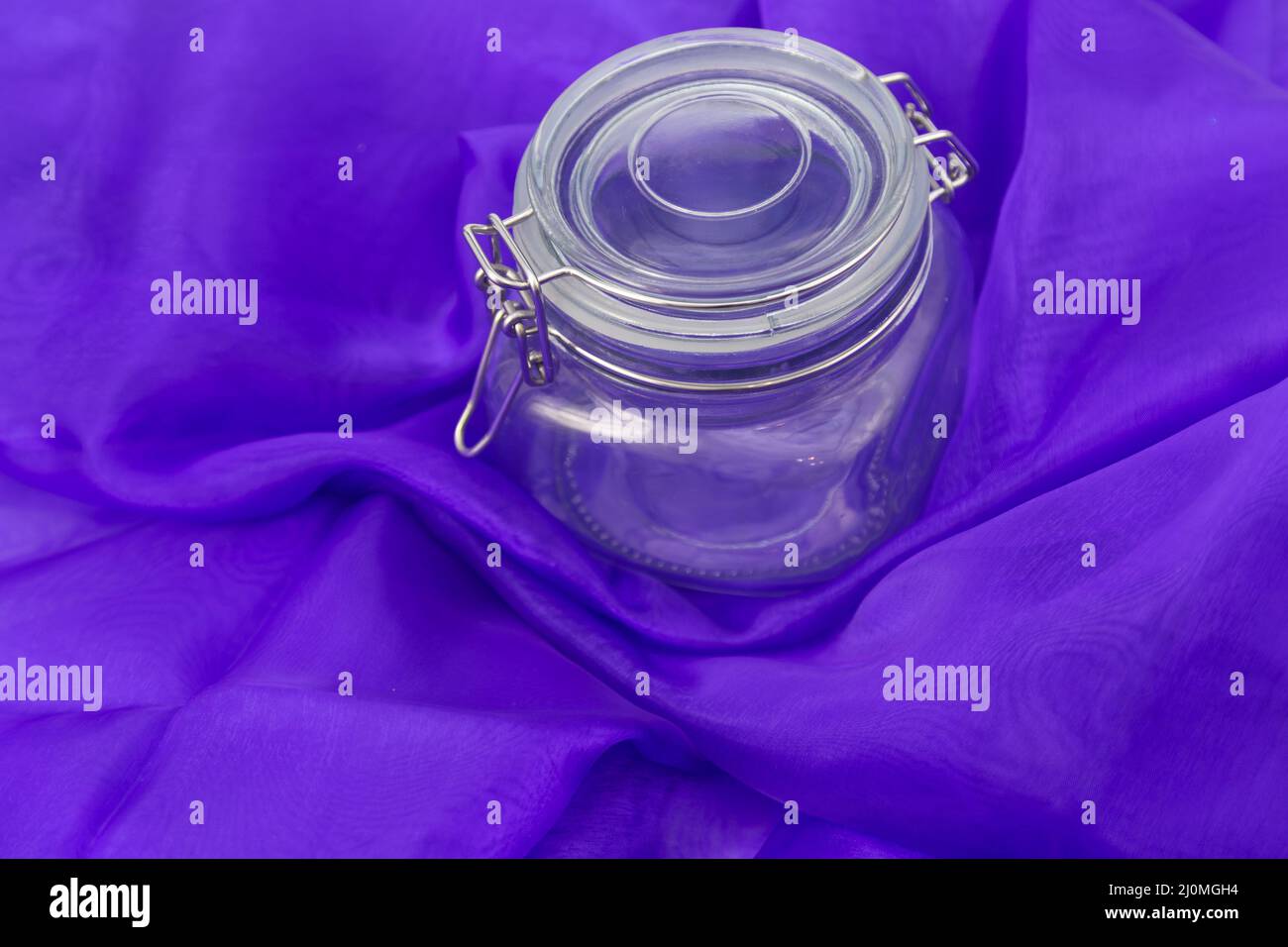 videz le bol sur un chiffon violet Banque D'Images