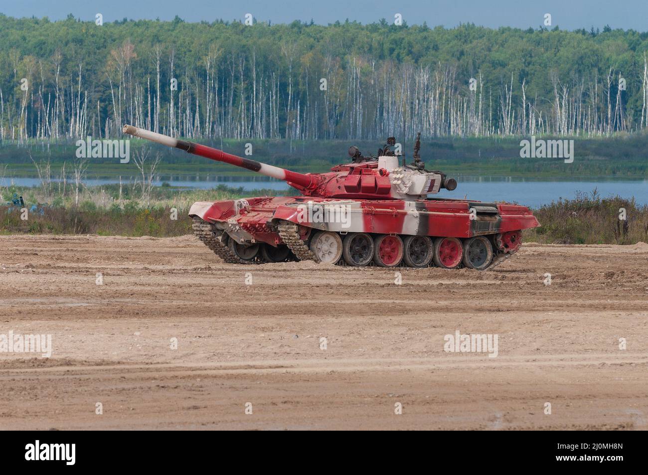 ALABINO, RUSSIE - 25 AOÛT 2020 : char T-72B3 de l'équipe russe avant la compétition de biathlon aux Jeux de guerre, Alabino Banque D'Images