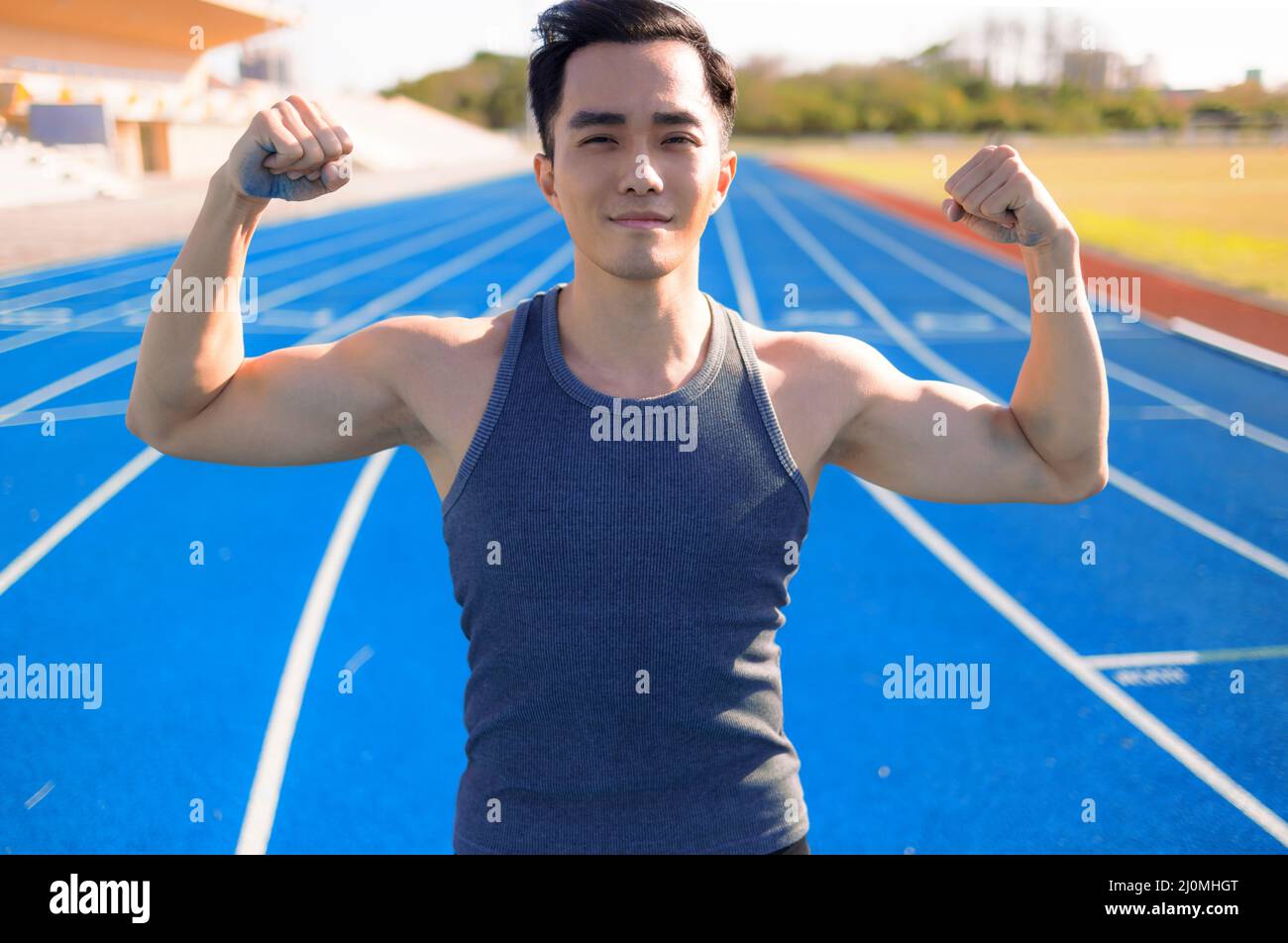 Beau sportif asiatique avec corps musclé dans la mode Sportswear Banque D'Images