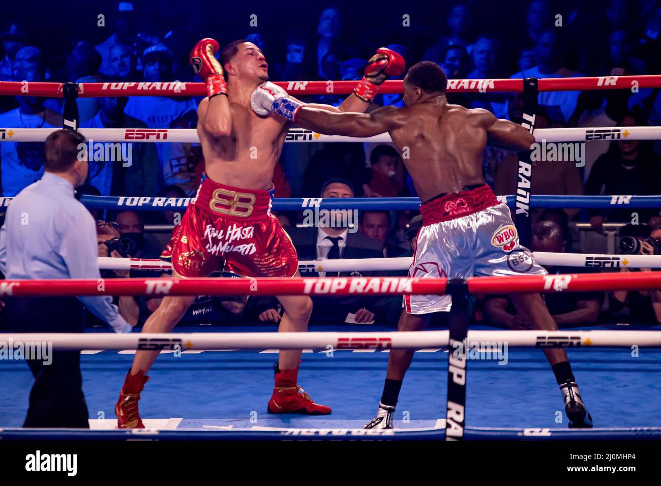 19 mars 2022, New York, New York, New York, NY, Etats-Unis: NEW YORK, NY - MARS 19: (R-L) Steve Rolls poinçons Edgar Berlanga dans leur combat pendant le meilleur classement Boxing: Berlanga v Rolls au Madison Square Gardens Hulu Theatre le 19 mars 2022, à New York, New York, Etats-Unis. (Image de crédit : © Matt Davies/PX Imagens via ZUMA Press Wire) Banque D'Images