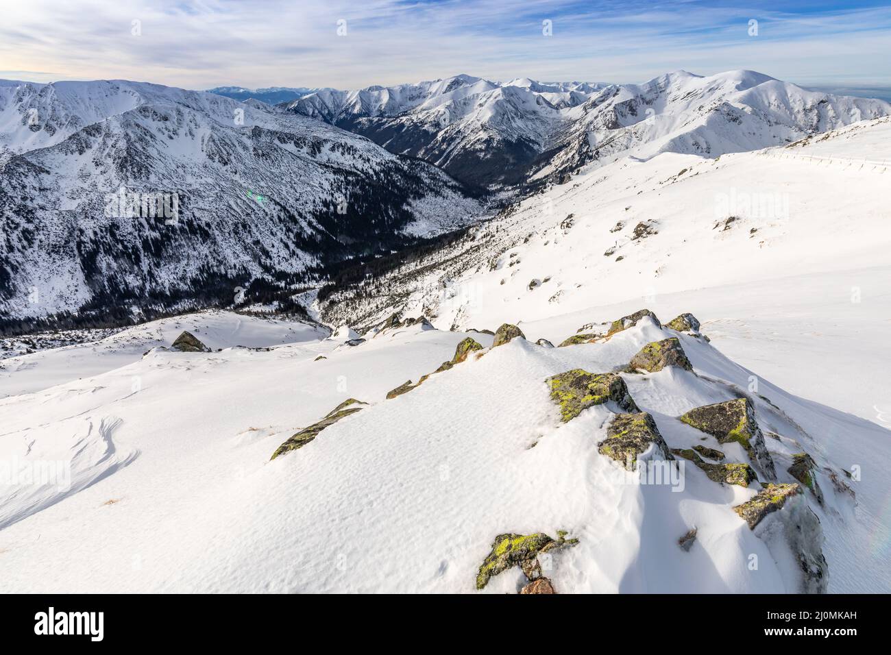 Tatra mountians en hiver. Vue sur les sommets enneigés blancs, les montagnes hivernales gelées. Kasprowy Wierch, haute Tatra, Pologne, Europe. Banque D'Images